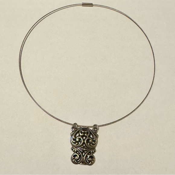 Elegant Silver Pendant Necklace - Picture 1 of 2